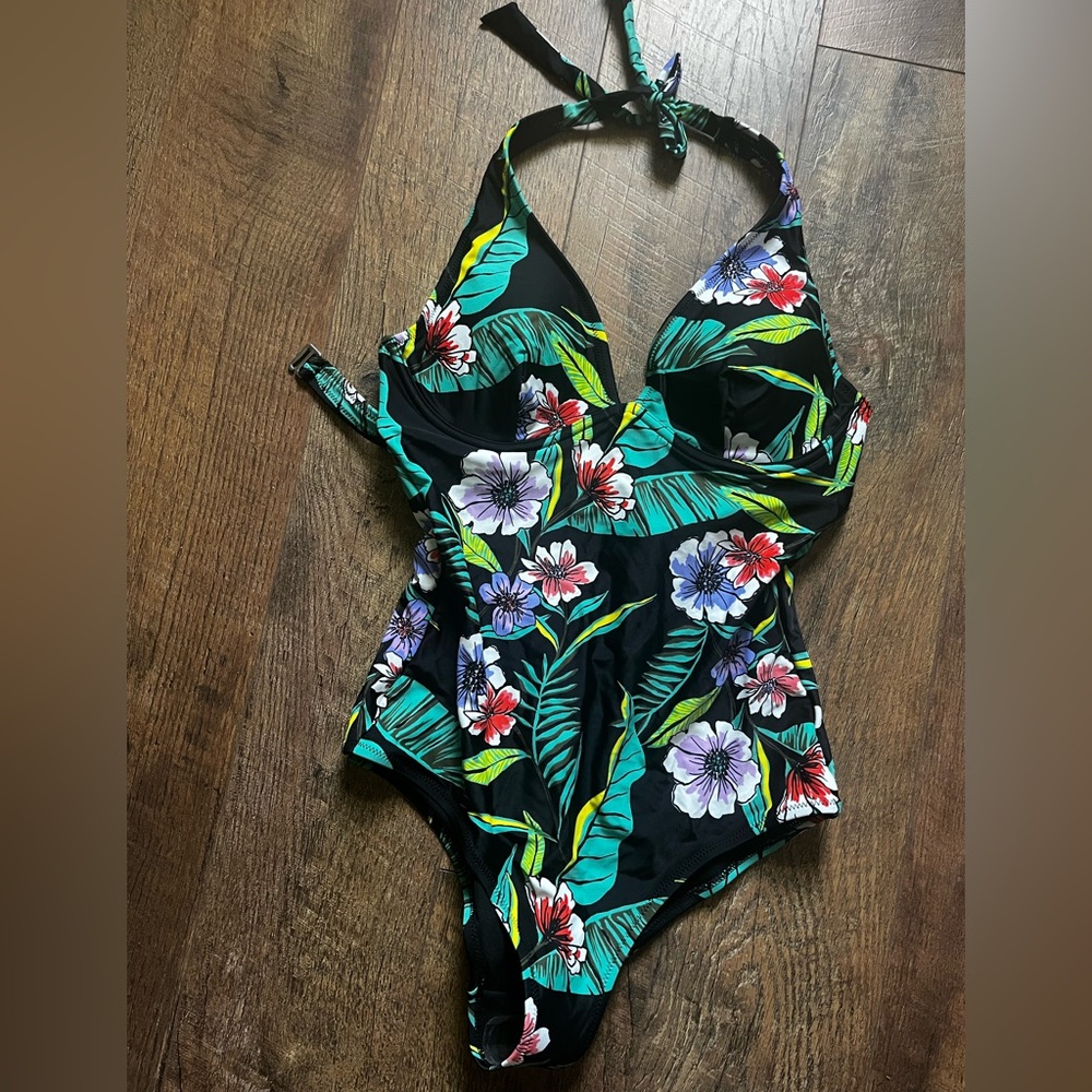 Old Navy Floral NWOT One-Piece Swimsuit‎ women’s size medium or 8